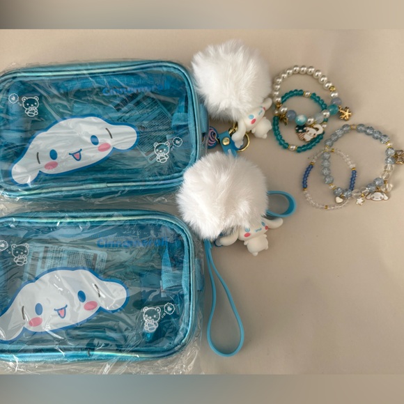 Cinnamon Roll Hello Kitty 2 small bag and 2 Keychains/bracelets/ stickers - Picture 1 of 11